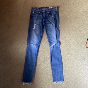 Skinny jeans with rips